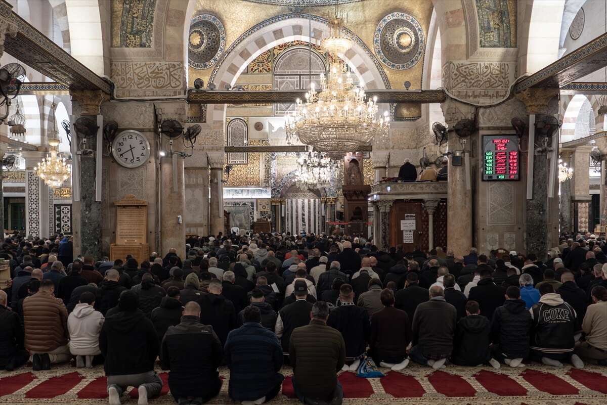 Mescid-i Aksa 41 gün sonra ibadete açıldı, Filistinliler şükür secdesine kapandı 7